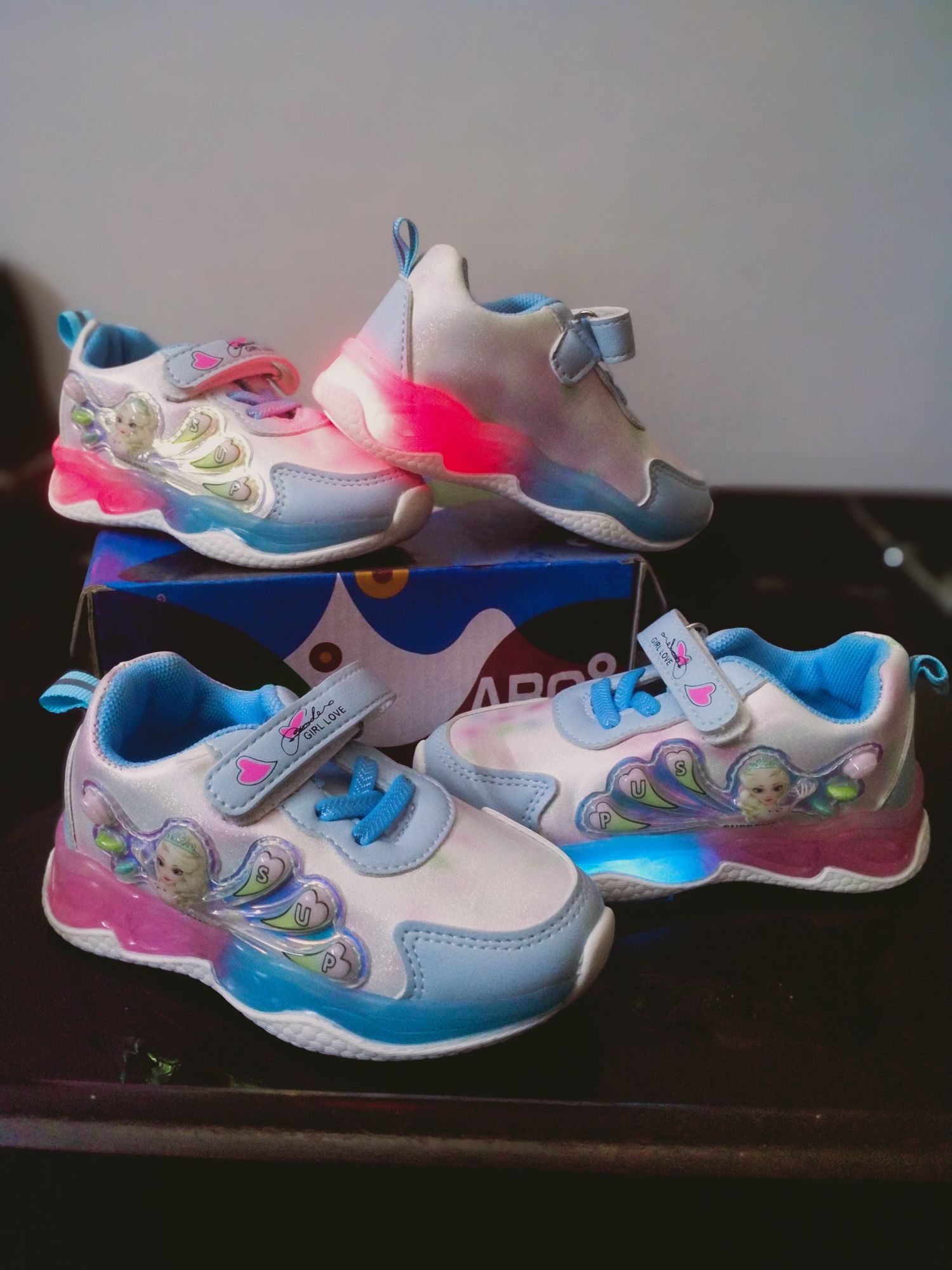 imported shoes for kids, LED sole light, best quality boys and girls shoes, High quality shoes, sneaker shoes for baba and baby. C-04