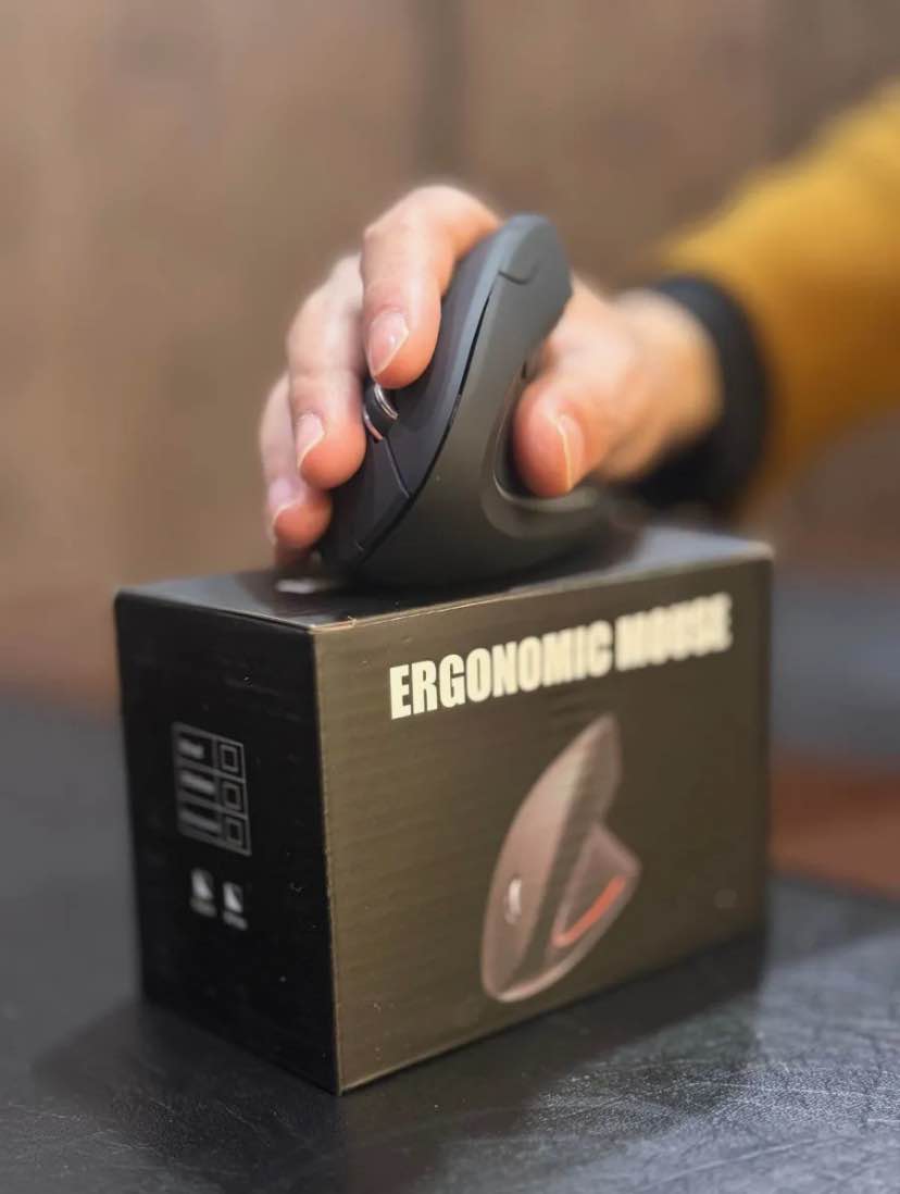 Egronomic wireless mouse with triple connctivity and silent click Cell supported