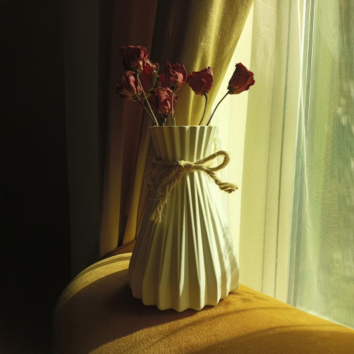 Unbreakable Plastic Flower Vase 6.5 Inches Height 3 Inches Diameter Durable Home Decor