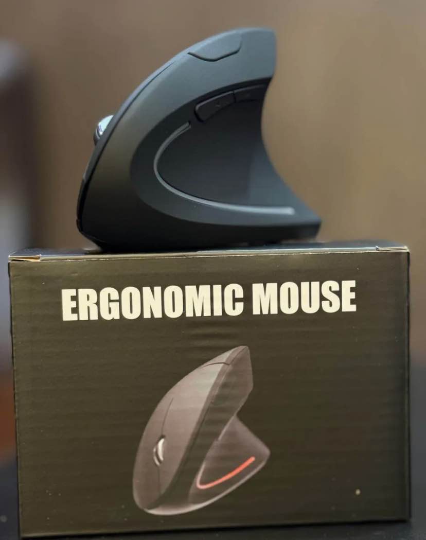 Egronomic wireless mouse with triple connctivity and silent click Cell supported