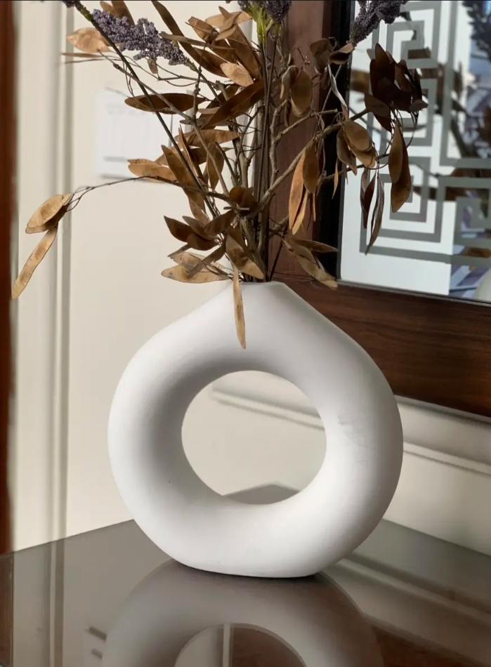 Modern and beautiful donut vase for home decoration