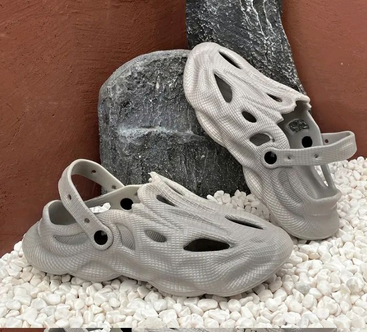 EUROPEAN Crocks Mens Sandals DRAGON Shape Sandals EVA Clogs for Mens
