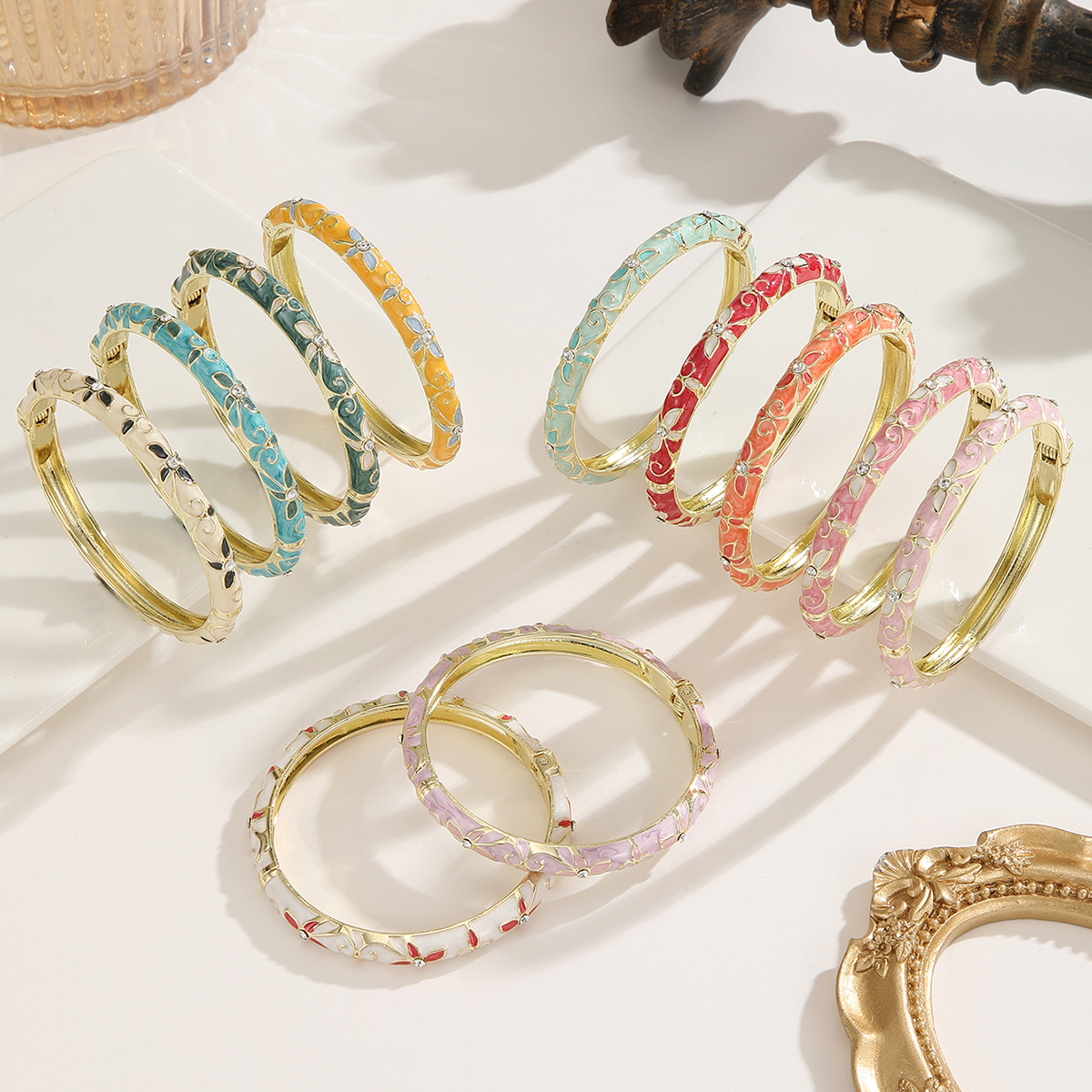 Colourful floral oil-drip four-leaf clover bracelet for women with diamond-encrusted enamel in a ethnic style open bangle