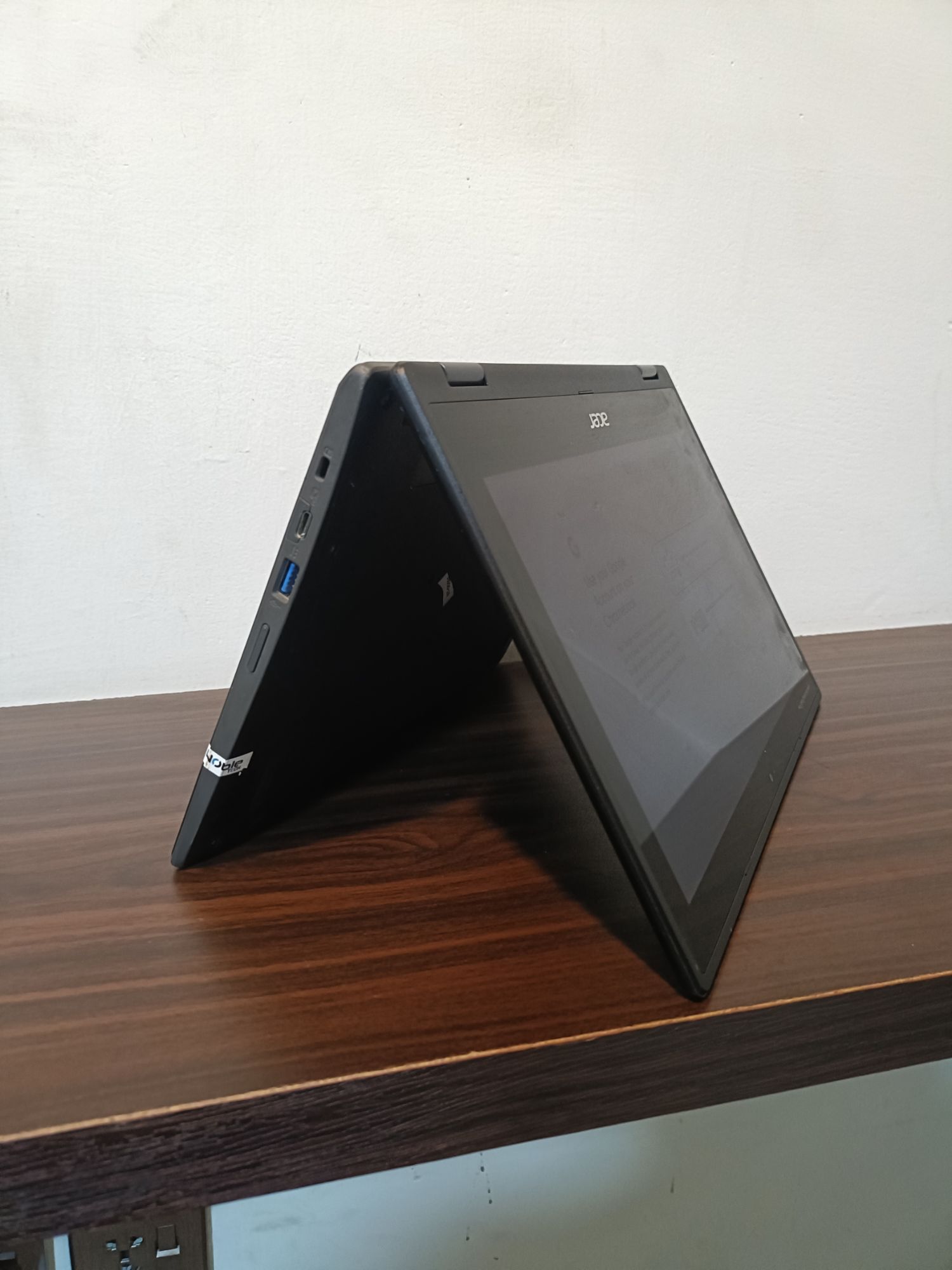Acer R752T (Model). 32 GB Storage 4 GB ram 11.6 inch Display 7 Hours bettery backup 2 in 1 Chromebook