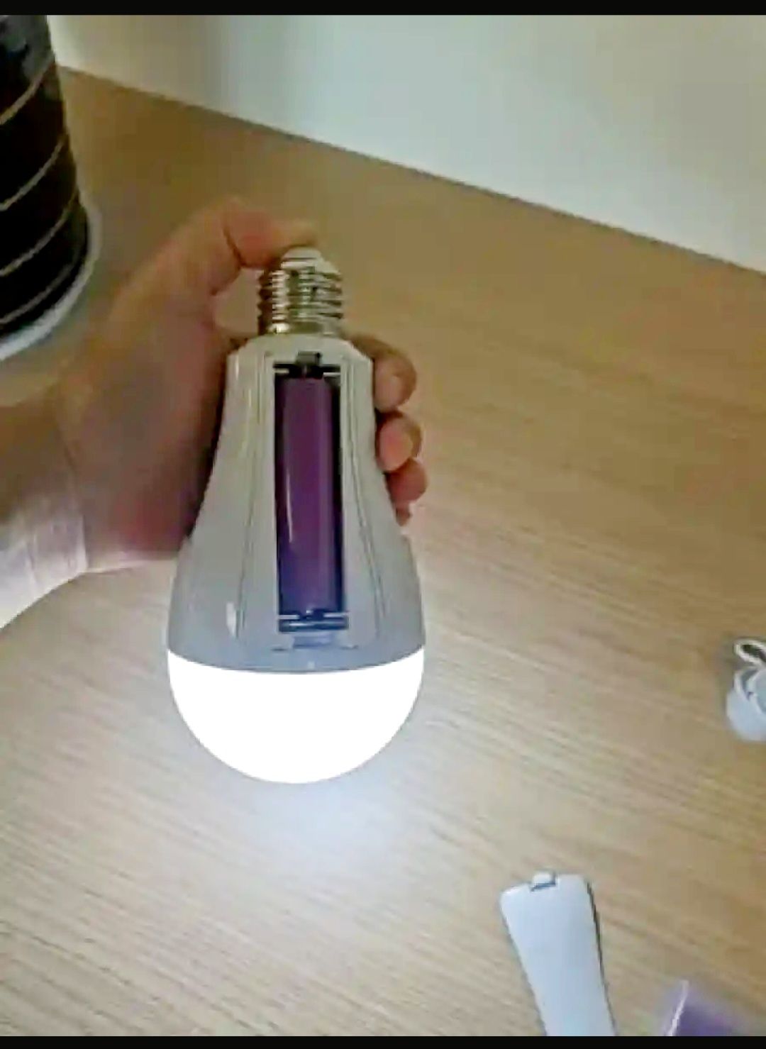 Rechargeable Emergency Bulb Led light With two Rechargeable 2 batteries ...