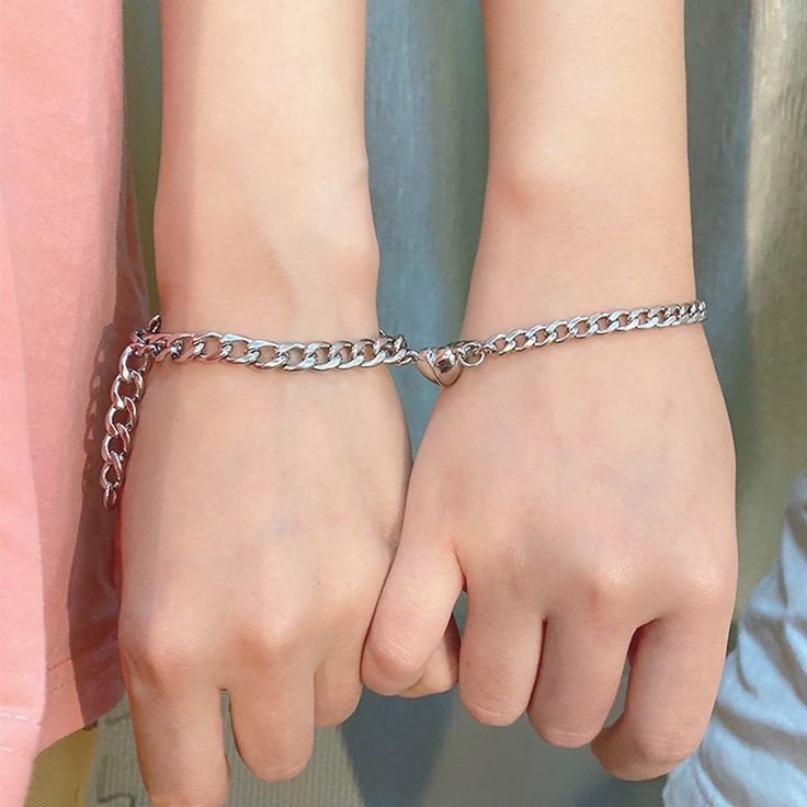 ‎Two Hearts, One Love Bracelet - Couple's Magnetic Heart Chain Bracelet - Handmade, Personalized Jewelry Gift with Silver Chain, Unique and Romantic Accessory for Couples, Partners, and Loved Ones, Perfect for Any Special Occasion.