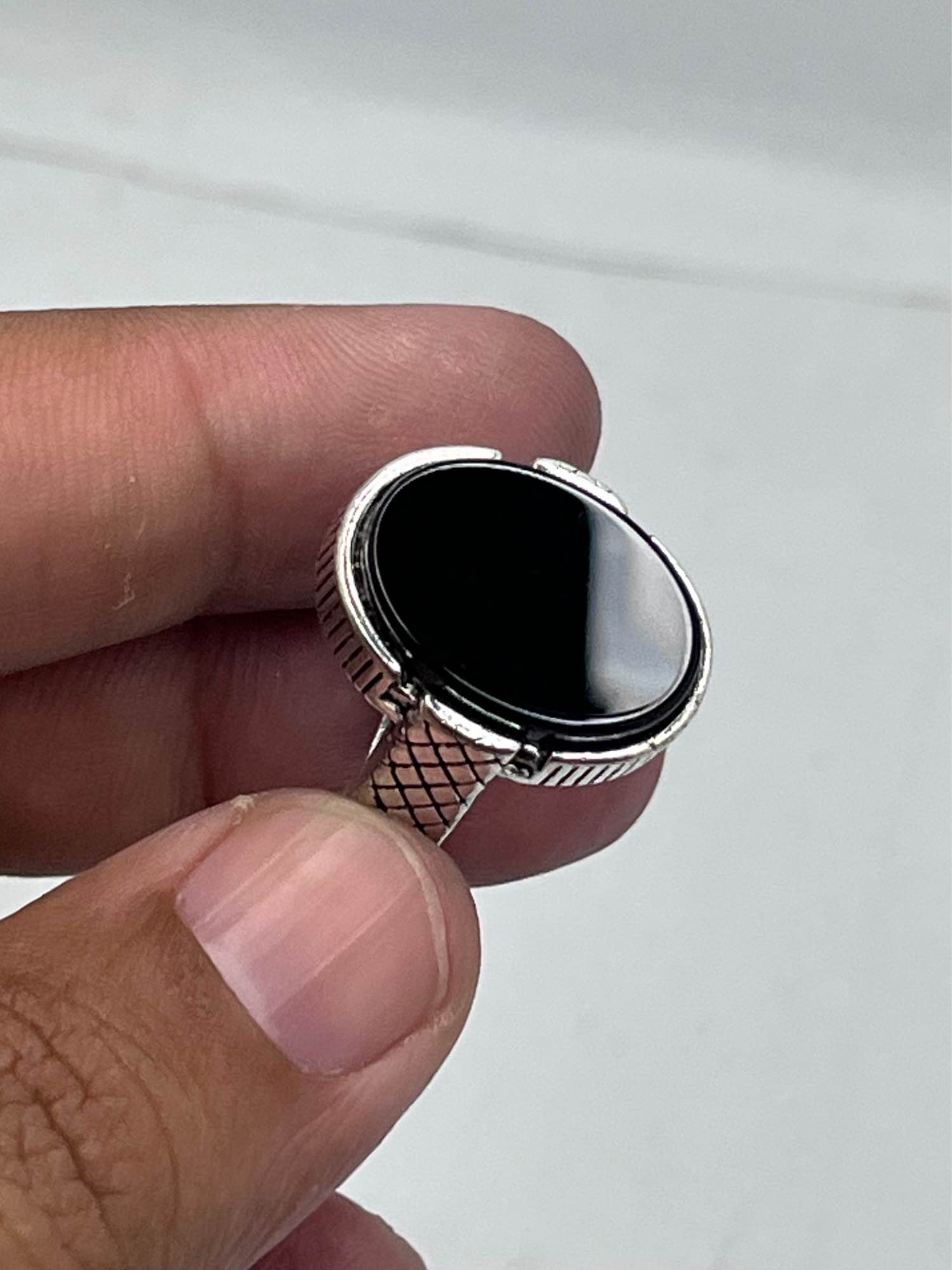 Big Size Ymami Haqeeq Ring different Colours Haqeeq italian rings Big stone ring 100% Orignal Aqeeq/Akik/agate/nag/stone/Gemstone/Haqeeq/yamni Haqeeq Stone/yamni Haqeeq gemstone/aqeeq stone/yamni aqeeq gemstone.