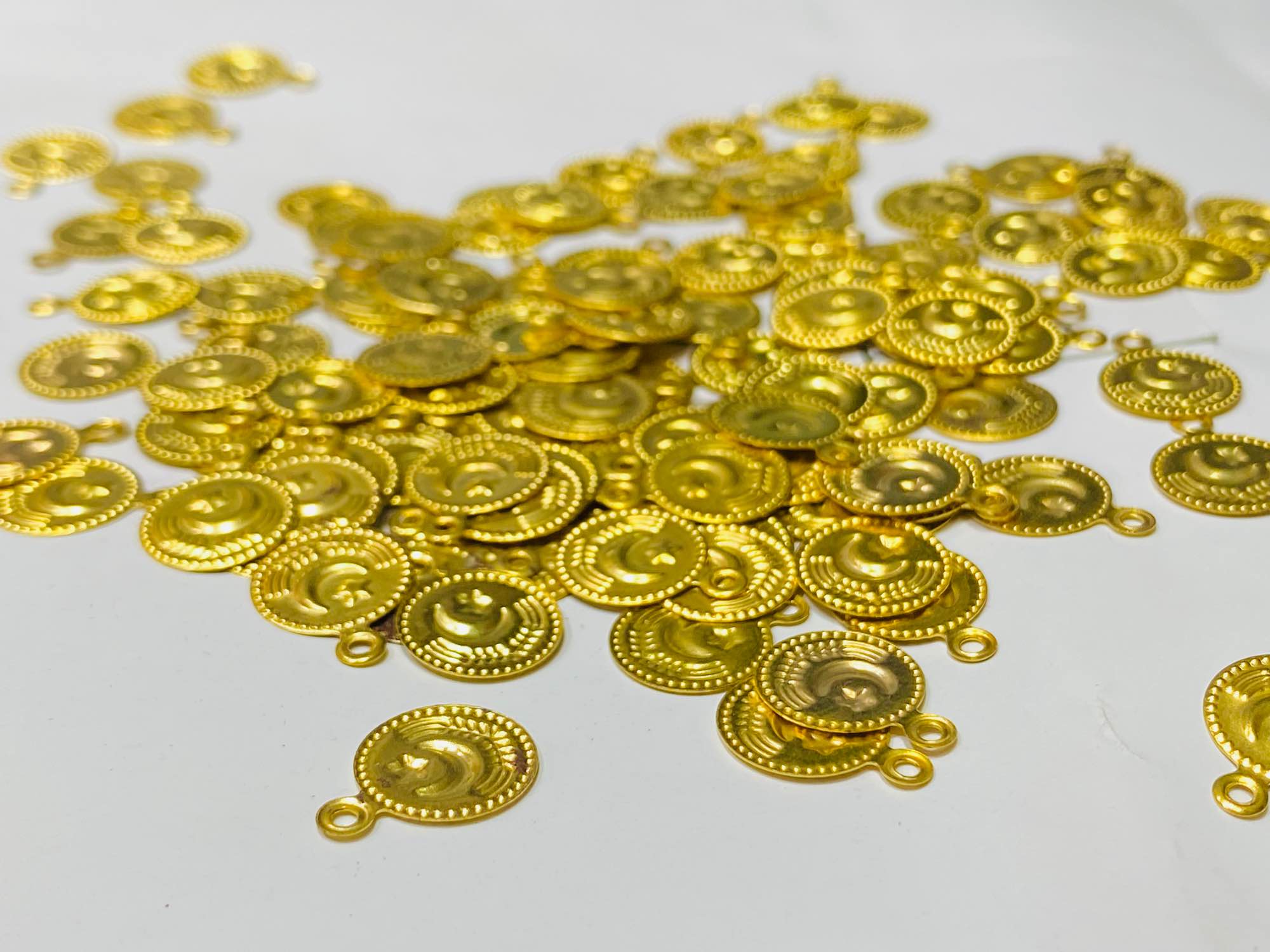 24pcs 10mm Round Metal Coin Charms with Moon & Star Design – Golden & Silver DIY Jewelry Accessories & Crafts