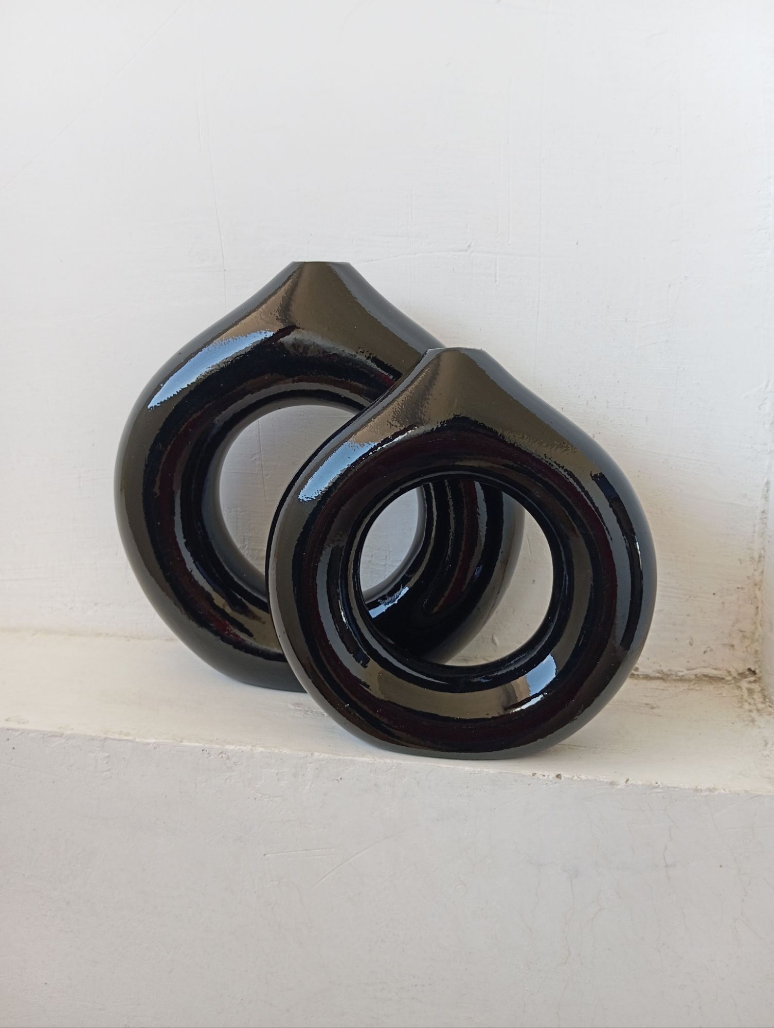 Set of 2 donut shaped vases with shiny look