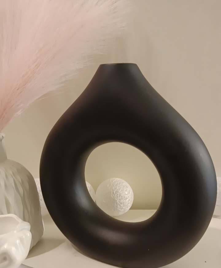 Modern and beautiful donut vase for home decoration