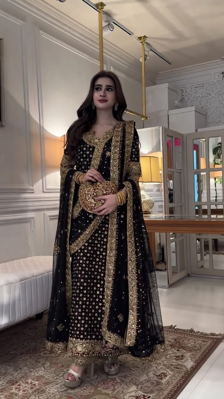 Addawork Formal Wedding Collection-Aisha Margenta*
Best Seller Design
*Fabric Details*
Shirt: Chiffon
Length Upto 45 Inches
Width Upto 36 Inches
Dupatta: Chiffon
Trouser: Raw Silk