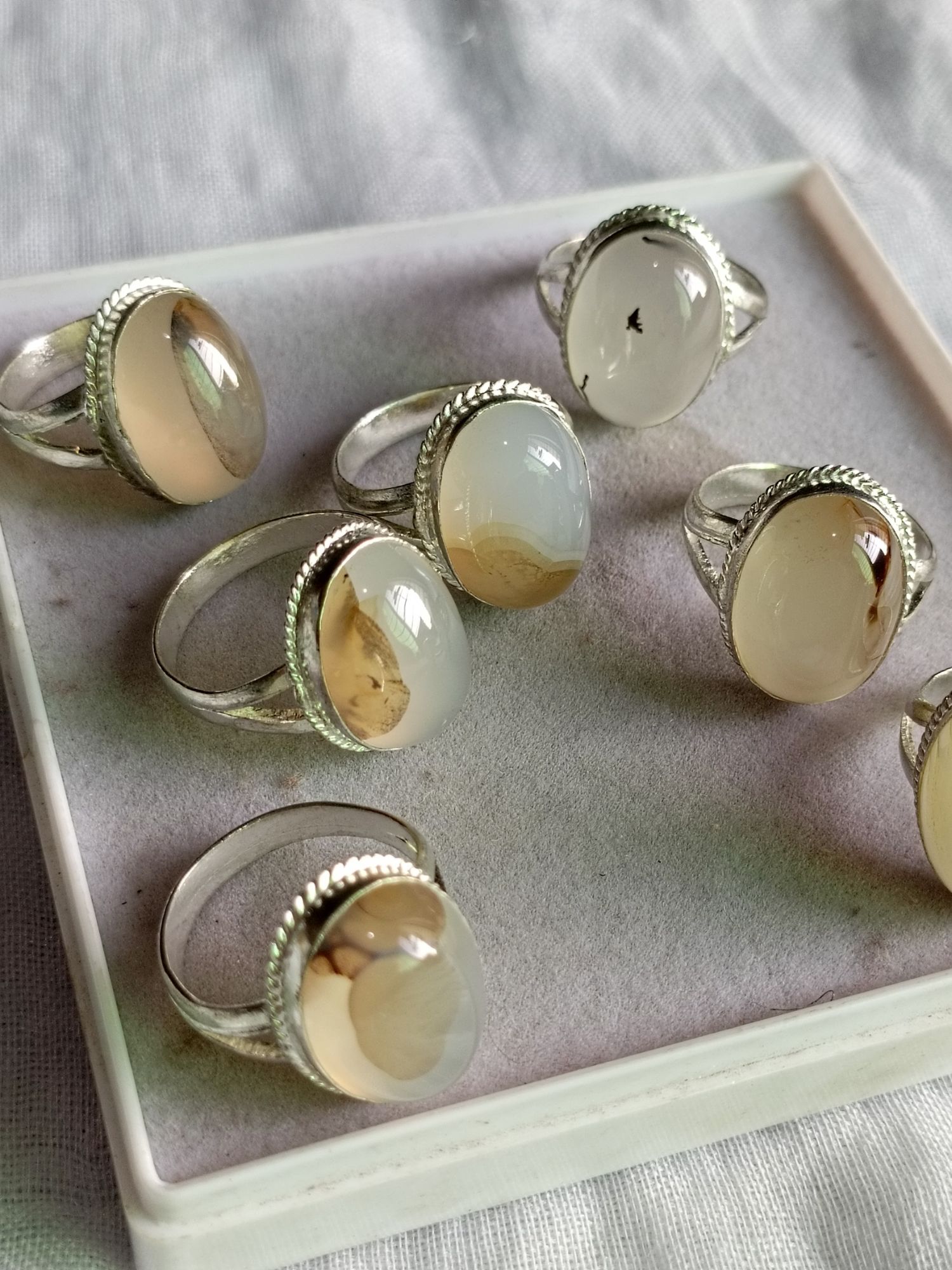 White Haqeeq Ring – 100% Original Aqeeq / Akik / Agate / Nag / Stone / Gemstone / Haqeeq / White Haqeeq Stone / White Haqeeq Gemstone / Aqeeq Stone / Aqeeq Gemstone / Multi Colours Haqeeq.