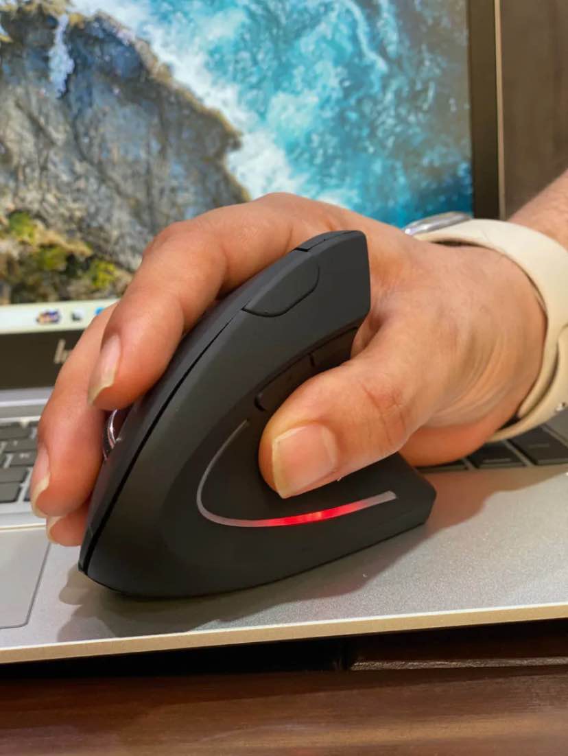 Egronomic wireless mouse with triple connctivity and silent click Cell supported
