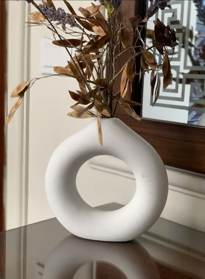 Modern and beautiful donut vase for home decoration
