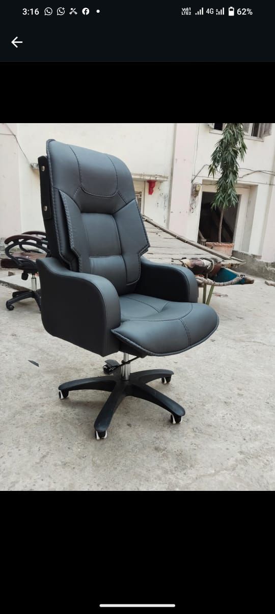 Office Revolving Chair/ Boos Chair/ Computer Chair/ Comfortable Chair , dining chairs, chairs for office,schools, restaurants, meetings.