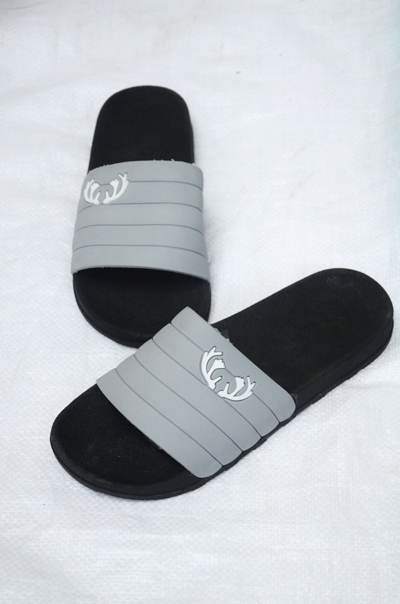 New fashionable slippers for men