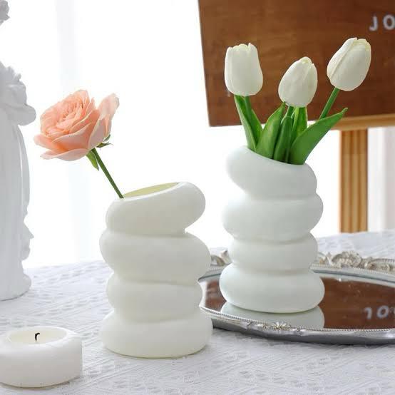 Elegant Wavy Plastic Vase – 6 Inches | Perfect for Side Table, Room & Office Decor(only vase)