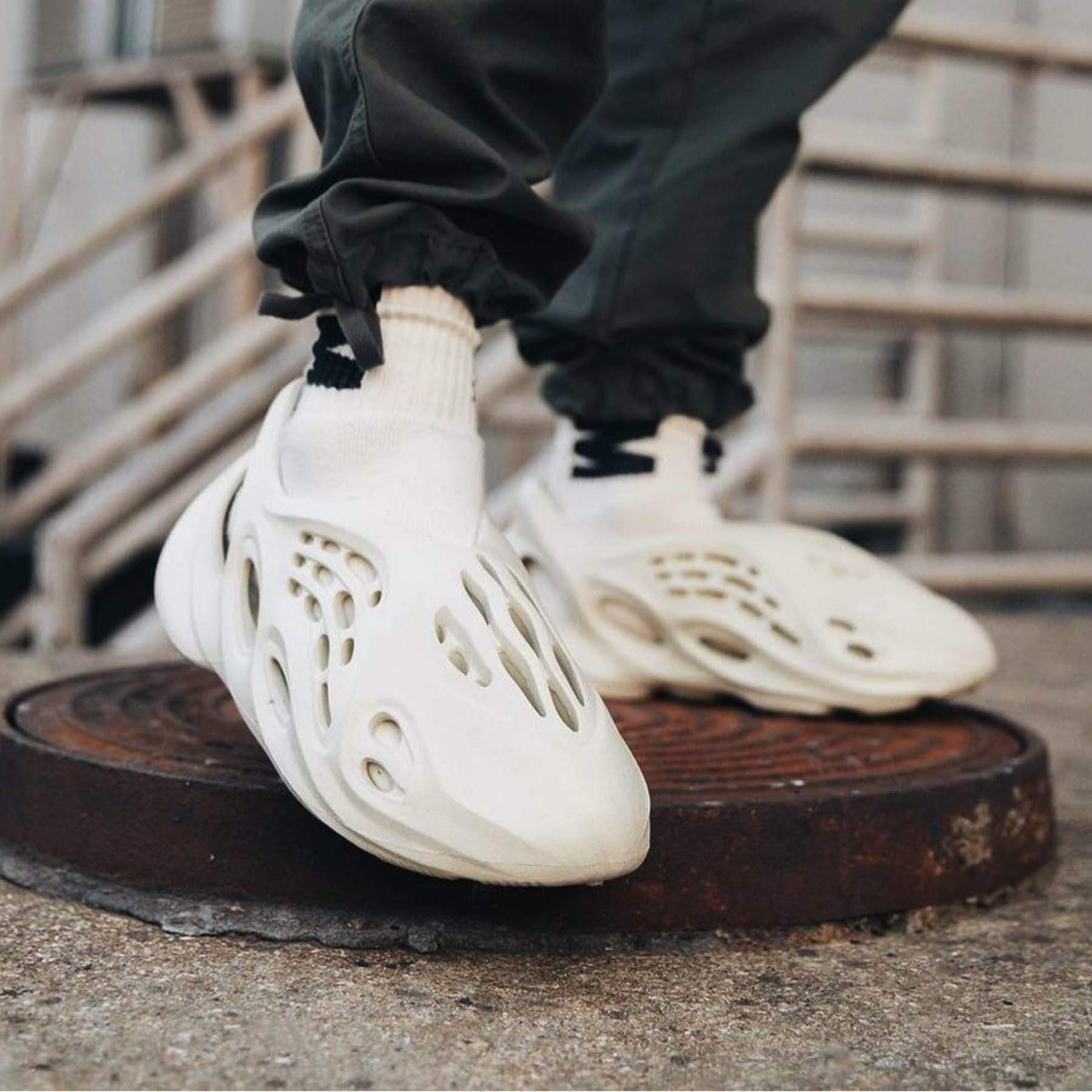 Extra Soft Foam Runner Clogs Sandals Yeezy Deluxe Soft Imported Crocks & Clogs Sandals for Mens