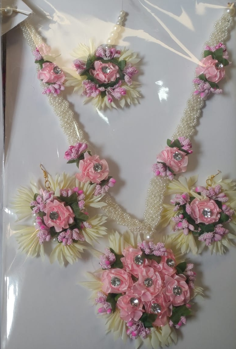 Artificial Flower Locket Set for Mehndi & Mayo & Dholki Bride | Locket, Tikka & Earrings | Bridal Floral Jewellery Set