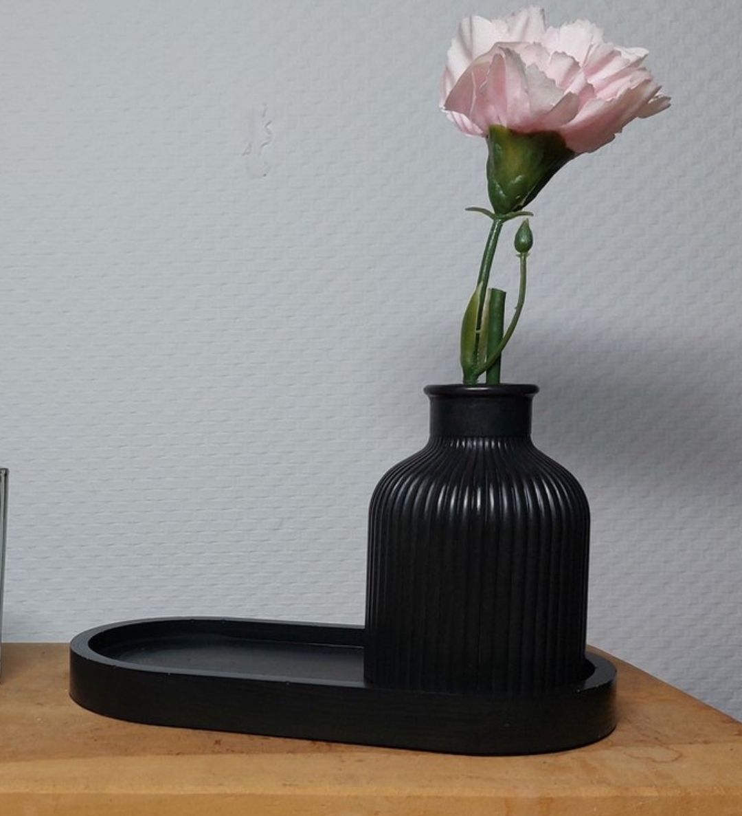 2 Pcs Deal, luxury black vase1x Ribbed Concrete Flower Vase & 1x Oval Shaped Concrete Trinket Tray