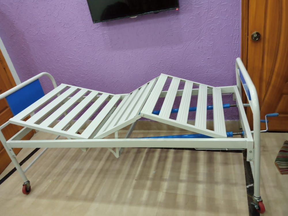 Surgical foldable bed for patients