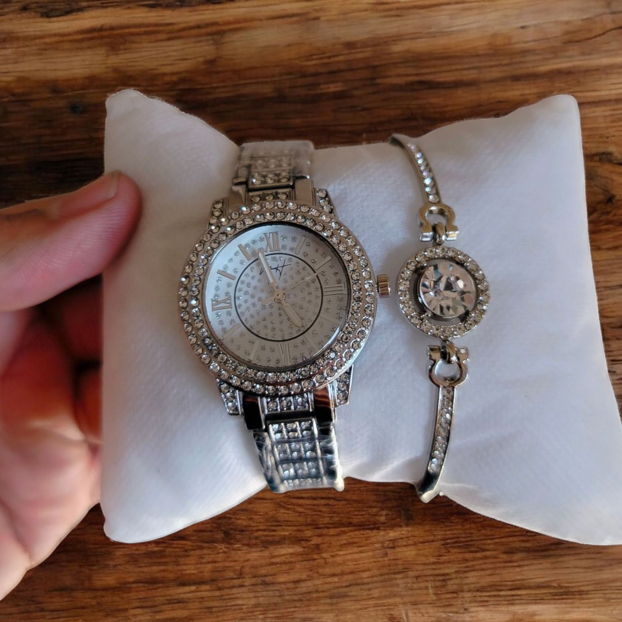 HOT DEAL NO1 Luxury Rhinestone Ladies Watch Gypsophila Quartz Watches Alloy Strap Crystal Watch Digtal Clock Wrist Watches