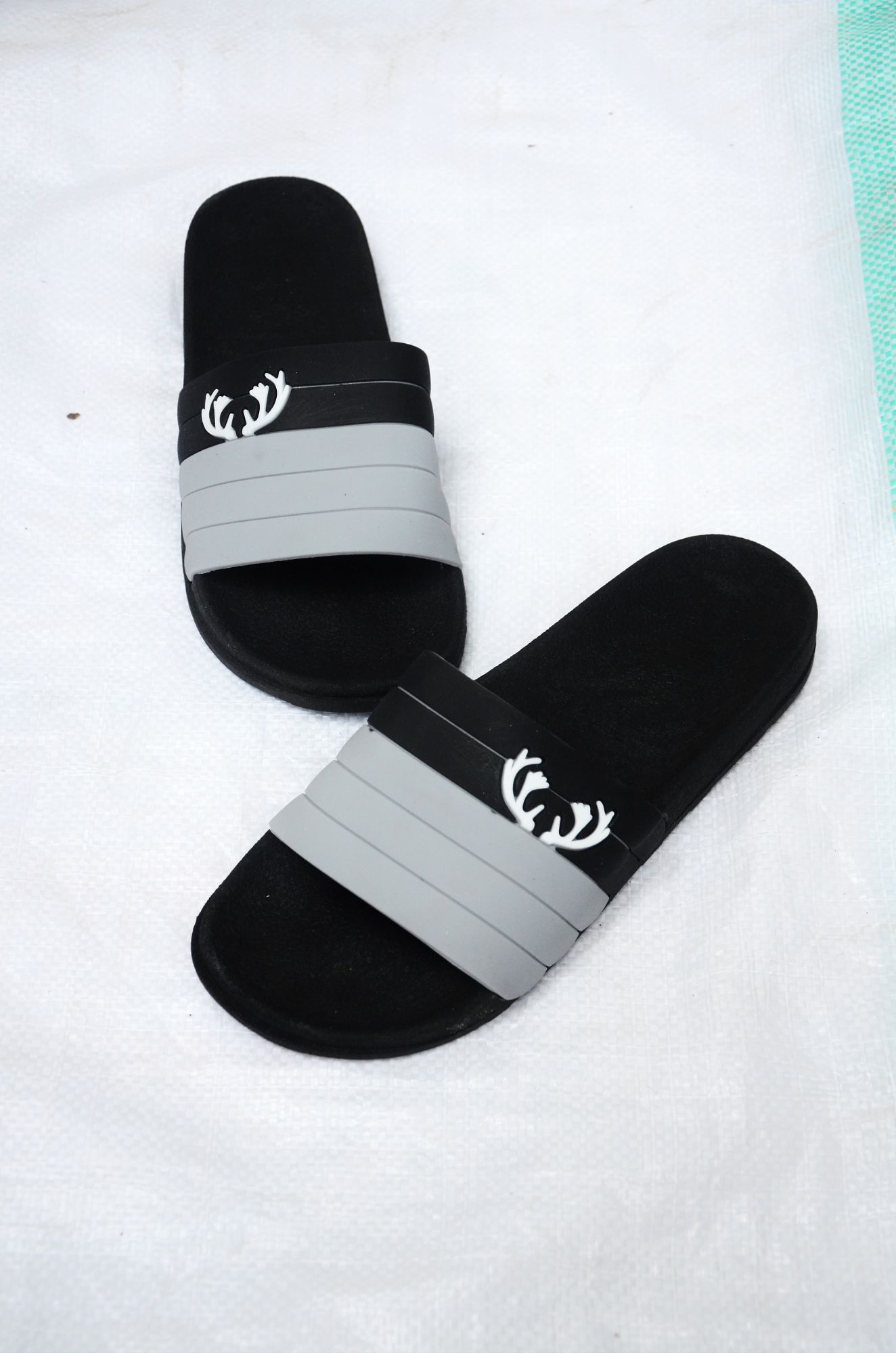 New fashionable slippers for men