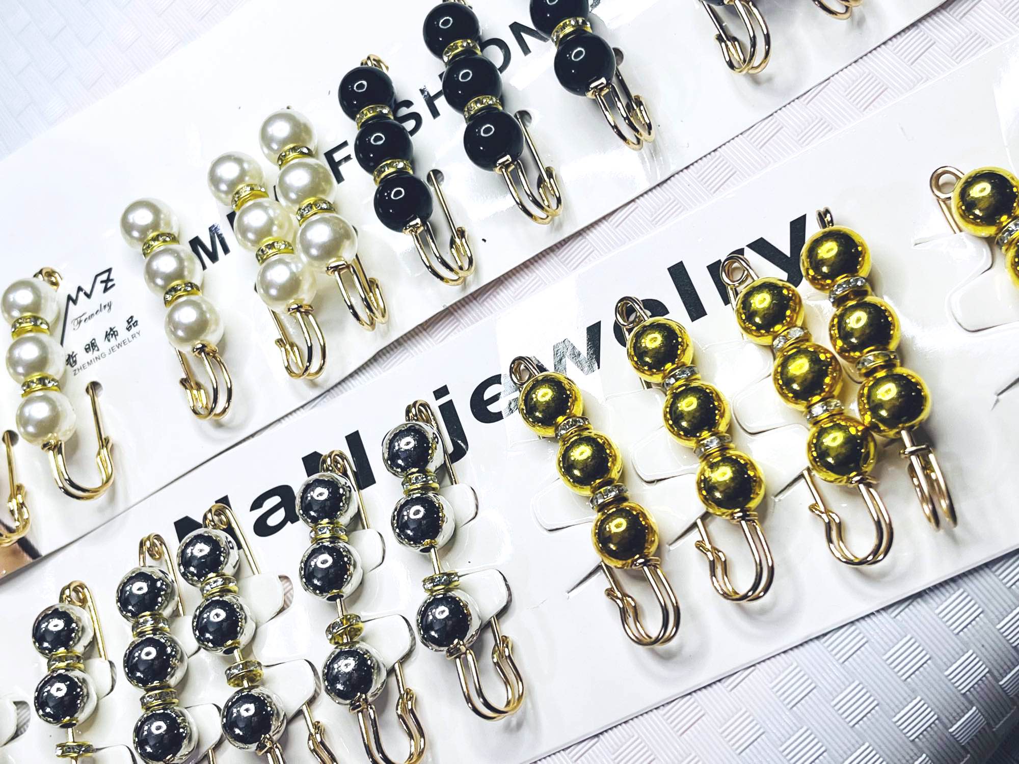 1 pair  card luxurious Safety Pins Pearl Brooch Pin for Women Waist Tightening Clip Safety Pin Brooch Sweater Shawl Pearl Pin Safety Buckle Brooches Rhinestone Beads Decoration Buckle Safety Pin fashionable Pearl Scarf Pin Hijab Pin Scarf Gifts.