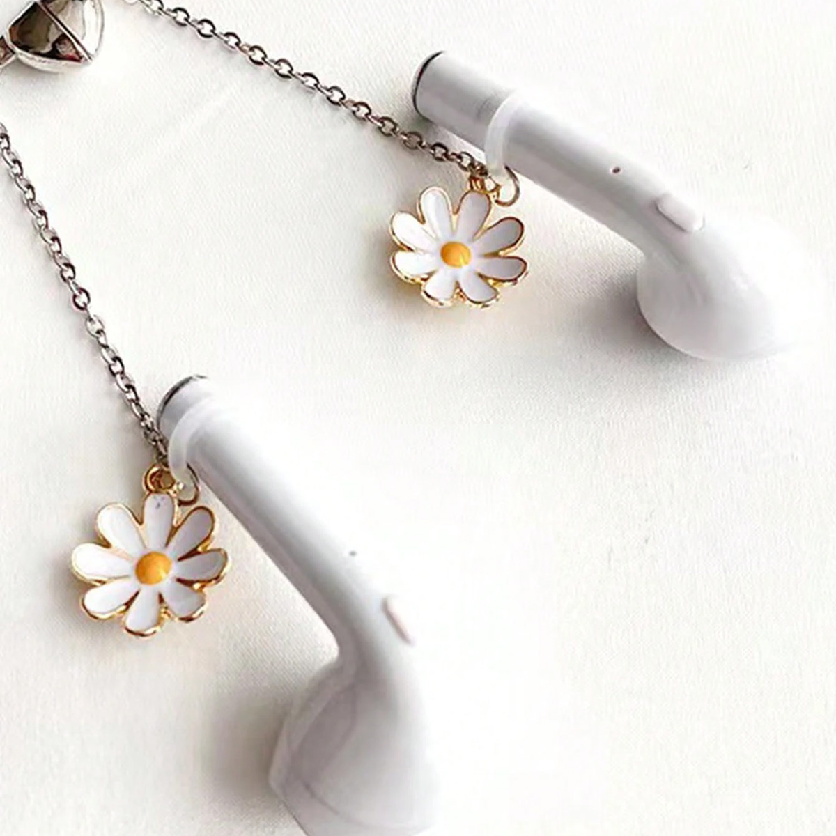 1 Piece of Fashionable Bluetooth Earphone Anti-Loss Chain, Small Daisy Magnetic Necklace, Suitable for Girls - Cute Cartoon Earphone Universal Anti-Loss Device