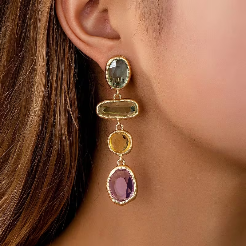 Bohemian Four-Color Gradient Irregular Artificial Gemstone Long-Drop Ladies' Earrings, Suitable for Casual and Vacation Outfits