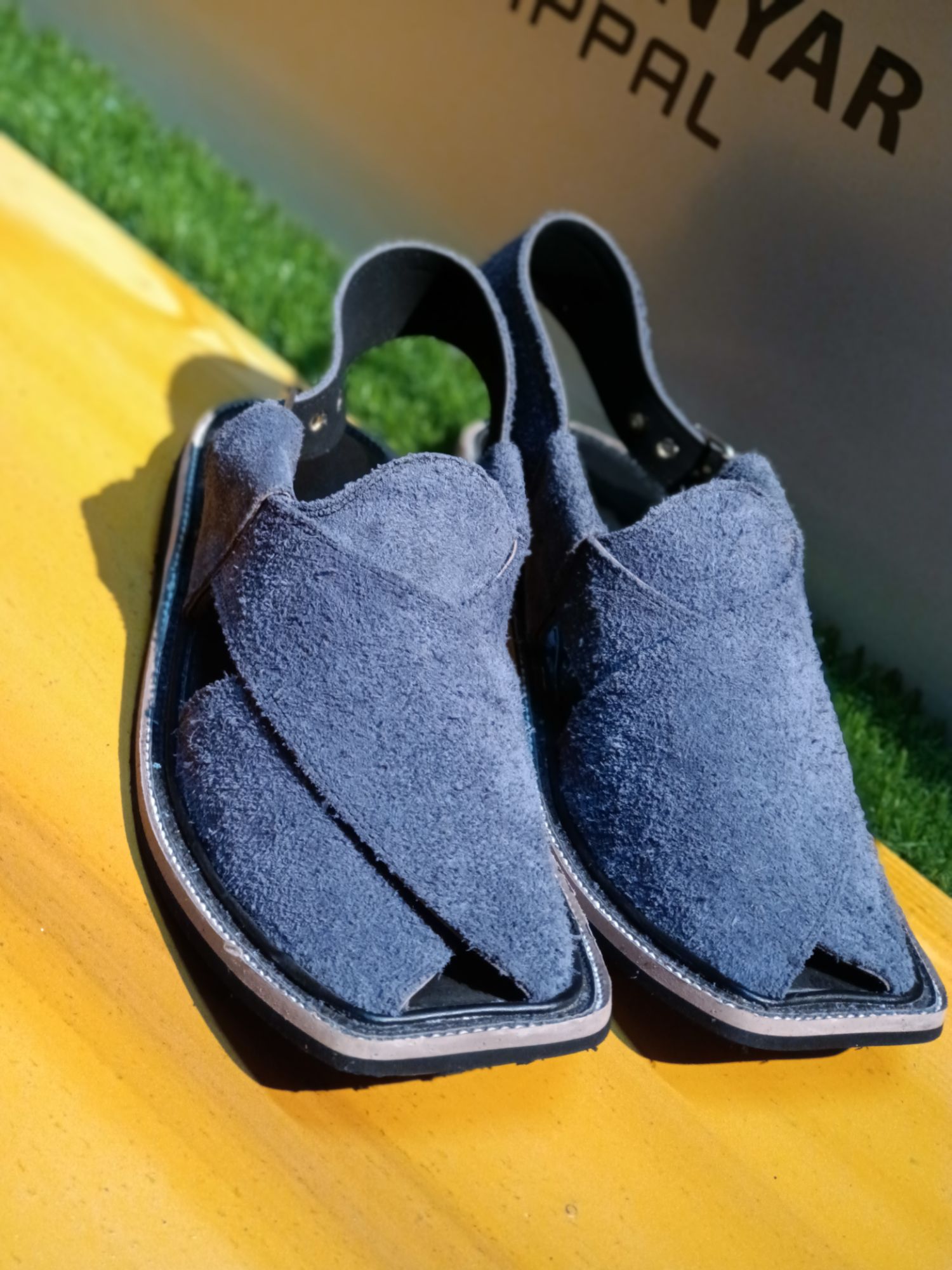 Jeans on sale peshawari chappal