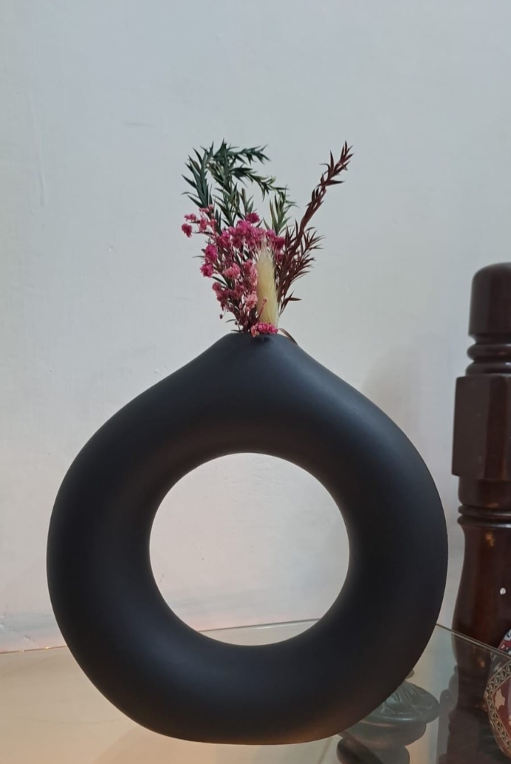 Modern and beautiful donut vase for home decoration