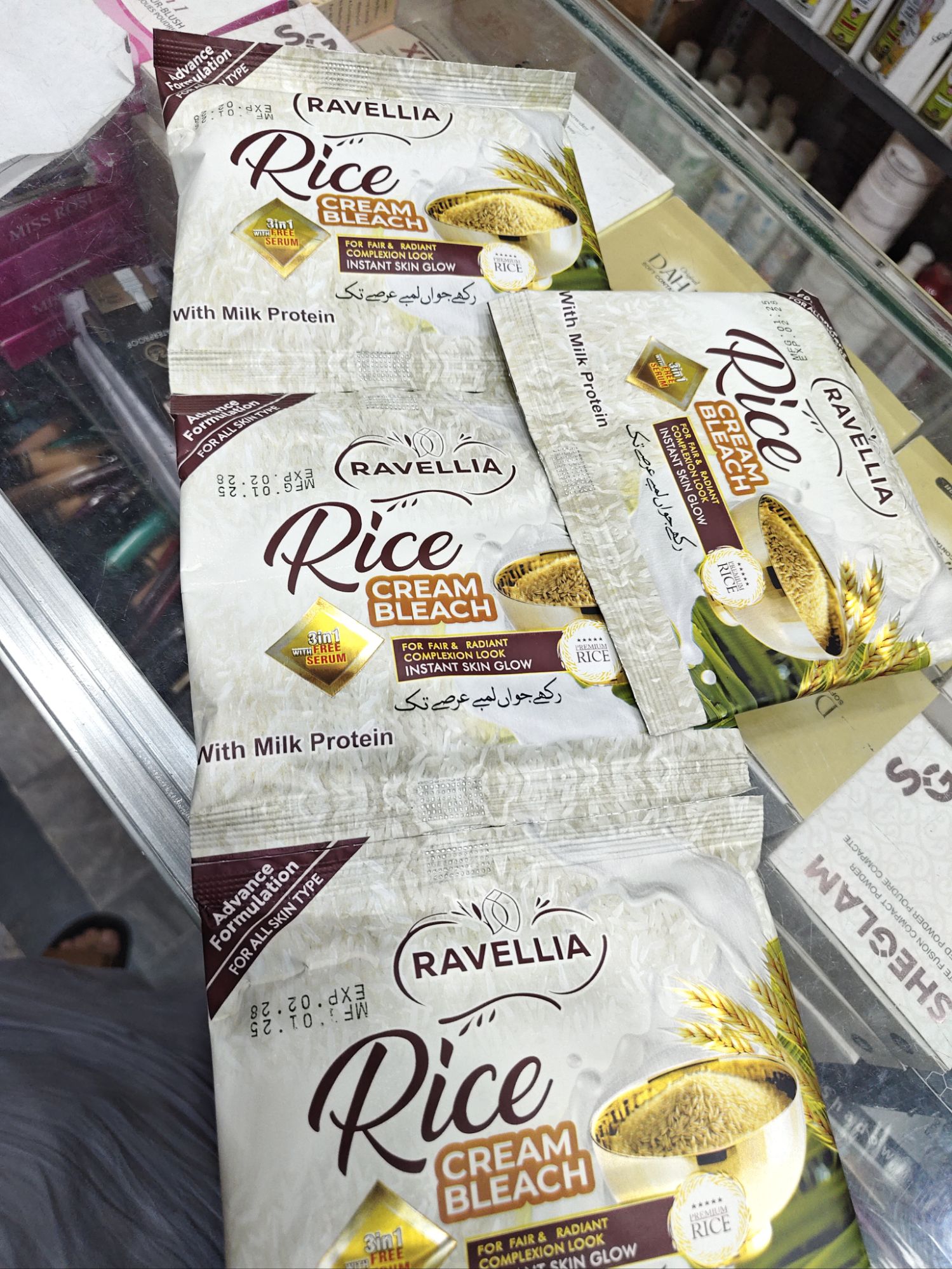 Ravellia Rice Bleach Cream For Face Sachet Pack With Milk Protein | Instant Glow & Fair Look | Facial Bleach Powder Free
