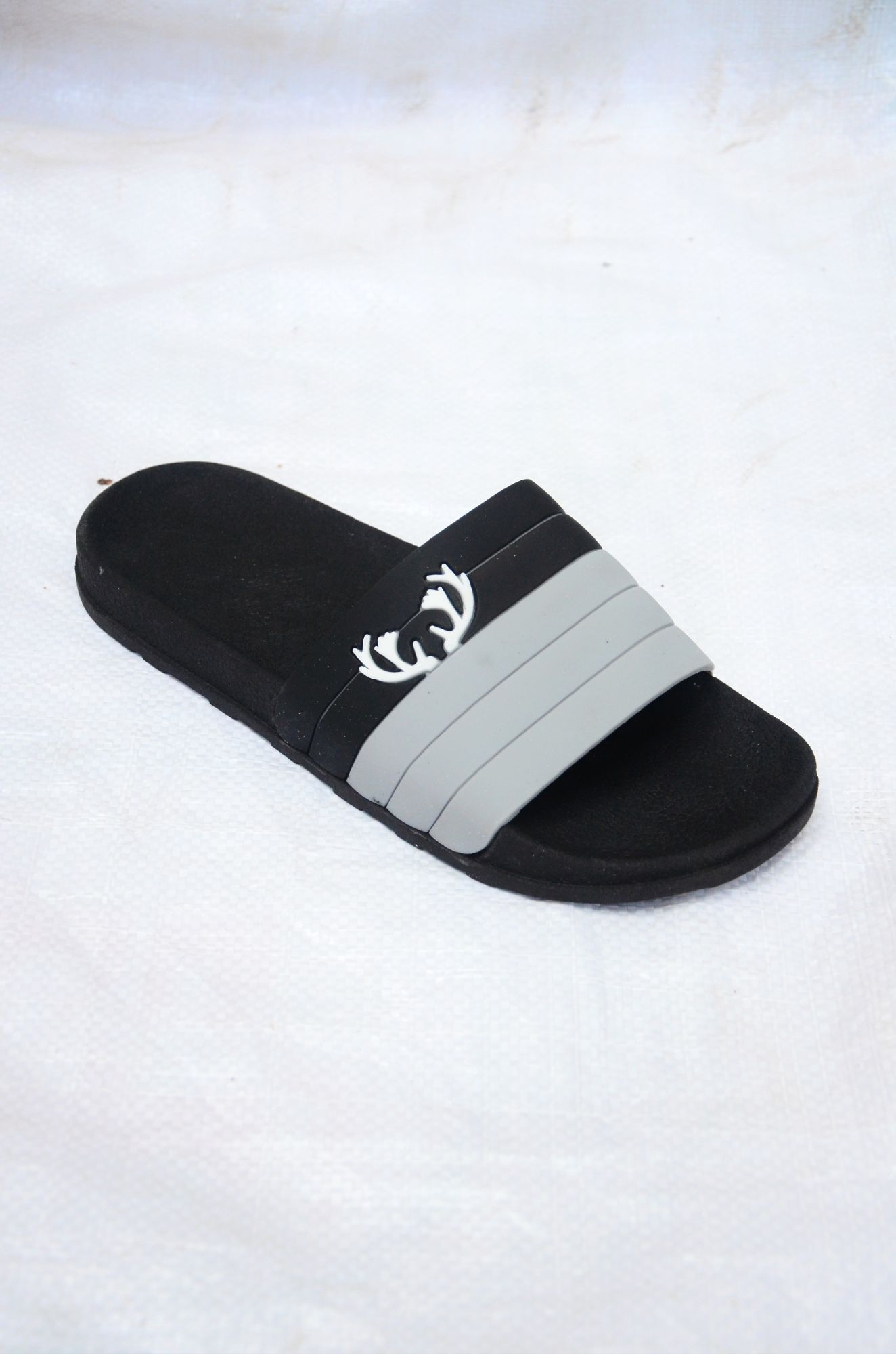 New fashionable slippers for men
