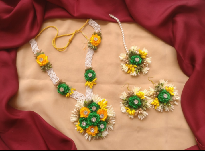 Artificial Flower Locket Set for Mehndi & Mayo & Dholki Bride | Locket, Tikka & Earrings | Bridal Floral Jewellery Set