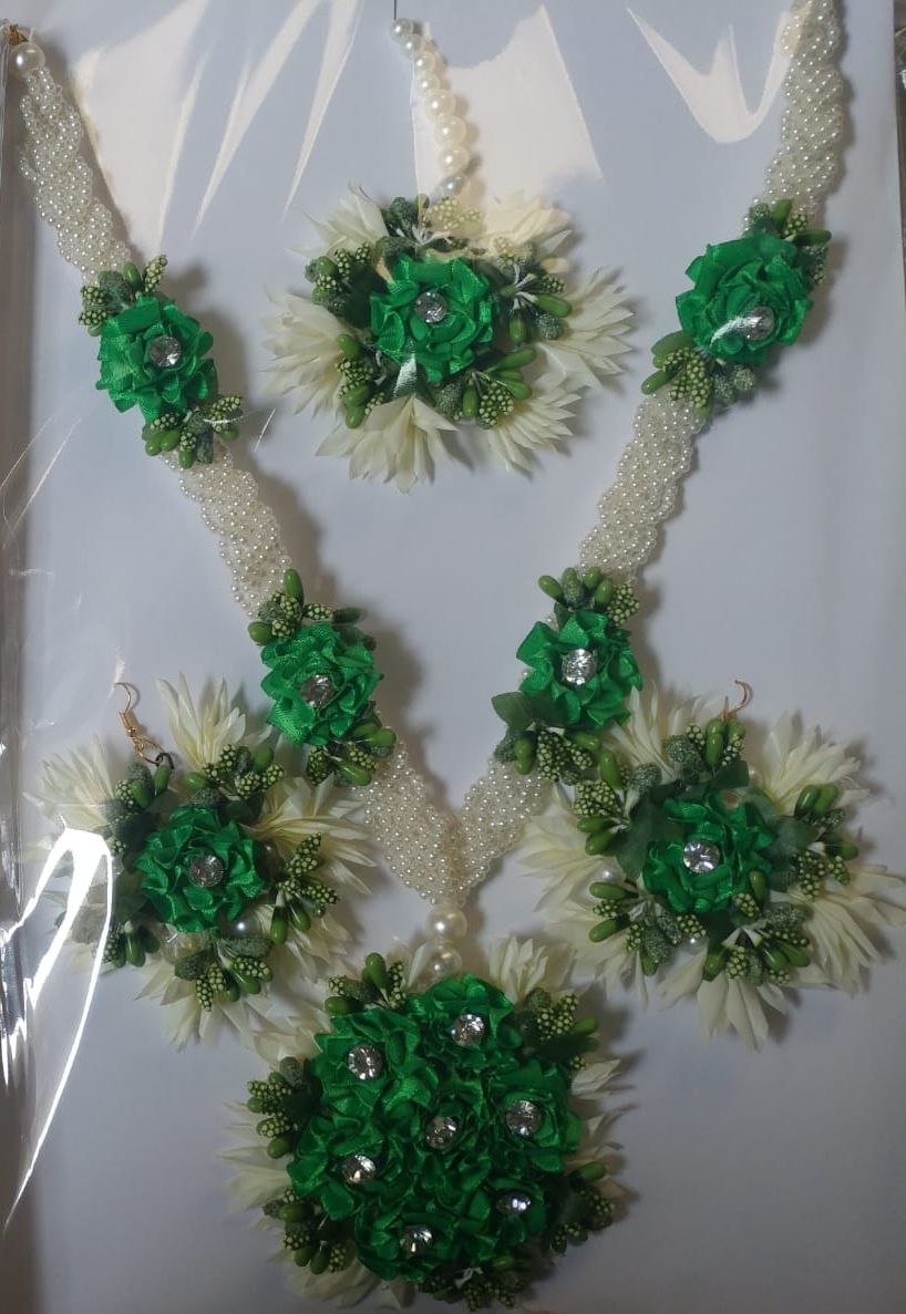 Artificial Flower Locket Set for Mehndi & Mayo & Dholki Bride | Locket, Tikka & Earrings | Bridal Floral Jewellery Set