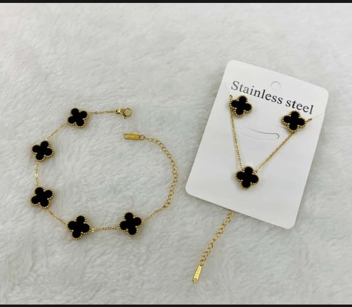 Four Leave Clover Bracelet, Necklace Pendant And Earrings for girls. European Style Clover leave set for ladies