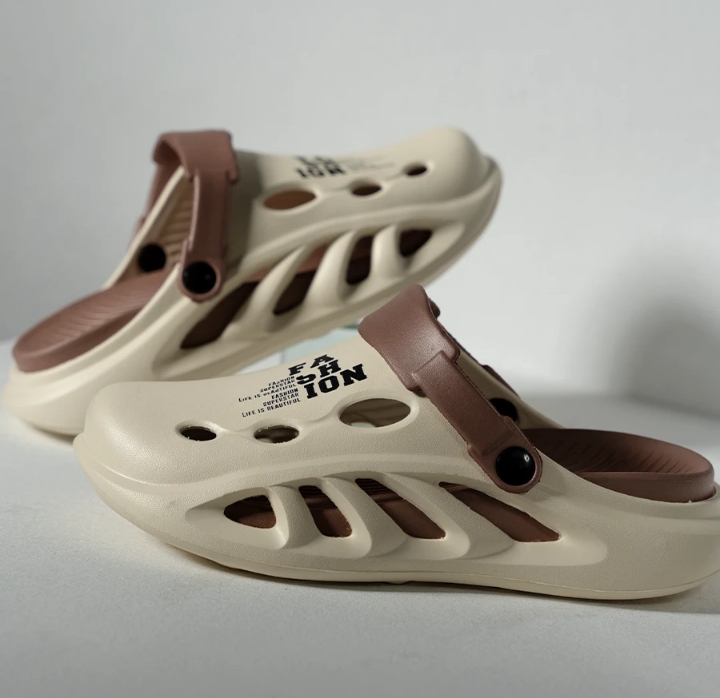 Reality High Quality Mens Clogs & Sandals EVA Crocks Style Sandals for Mens Beach Summer Slip-On