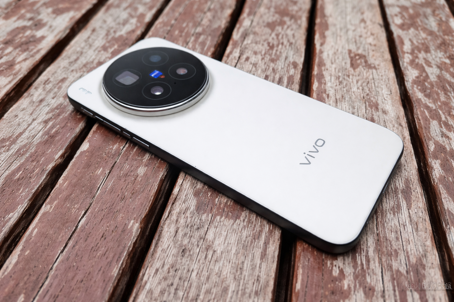 Vivo X300 Pro flagship smartphone with 200MP telephoto camera and Dimensity 9500 processor
