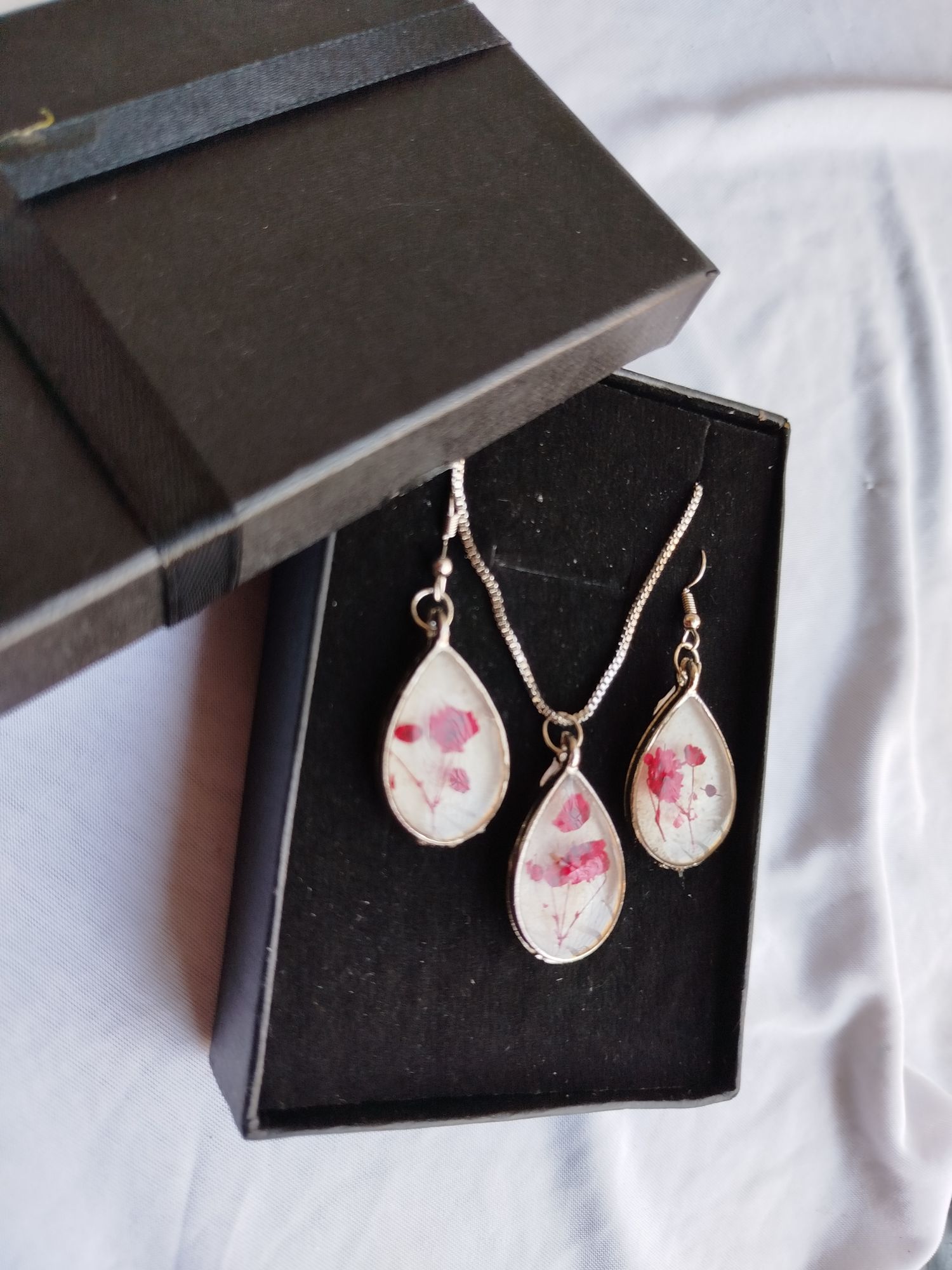 Tear Shape Resin Locket And Earrings Can Be Customized Of Ur Choice And Color With Gift Box Packing