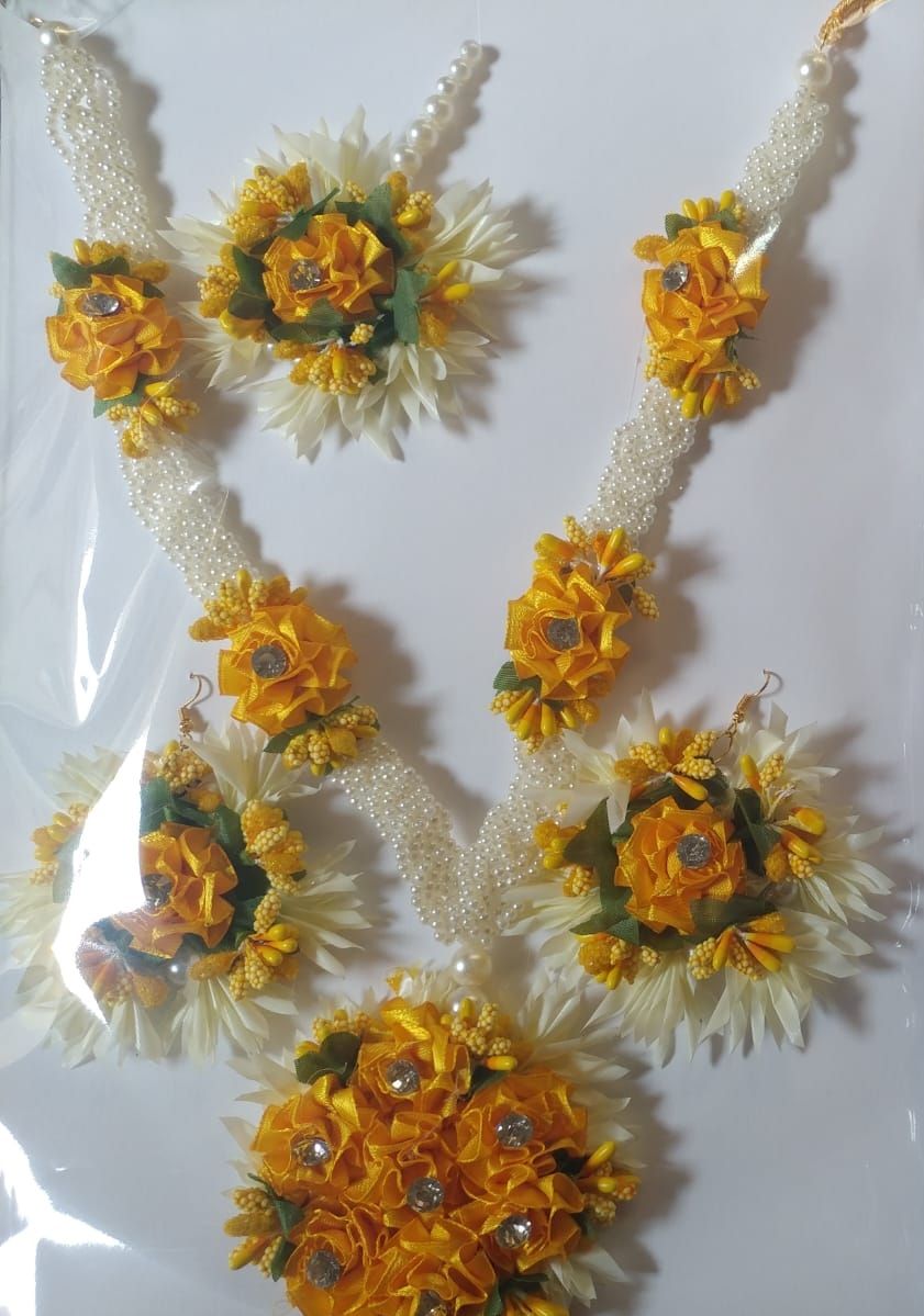 Artificial Flower Locket Set for Mehndi & Mayo & Dholki Bride | Locket, Tikka & Earrings | Bridal Floral Jewellery Set