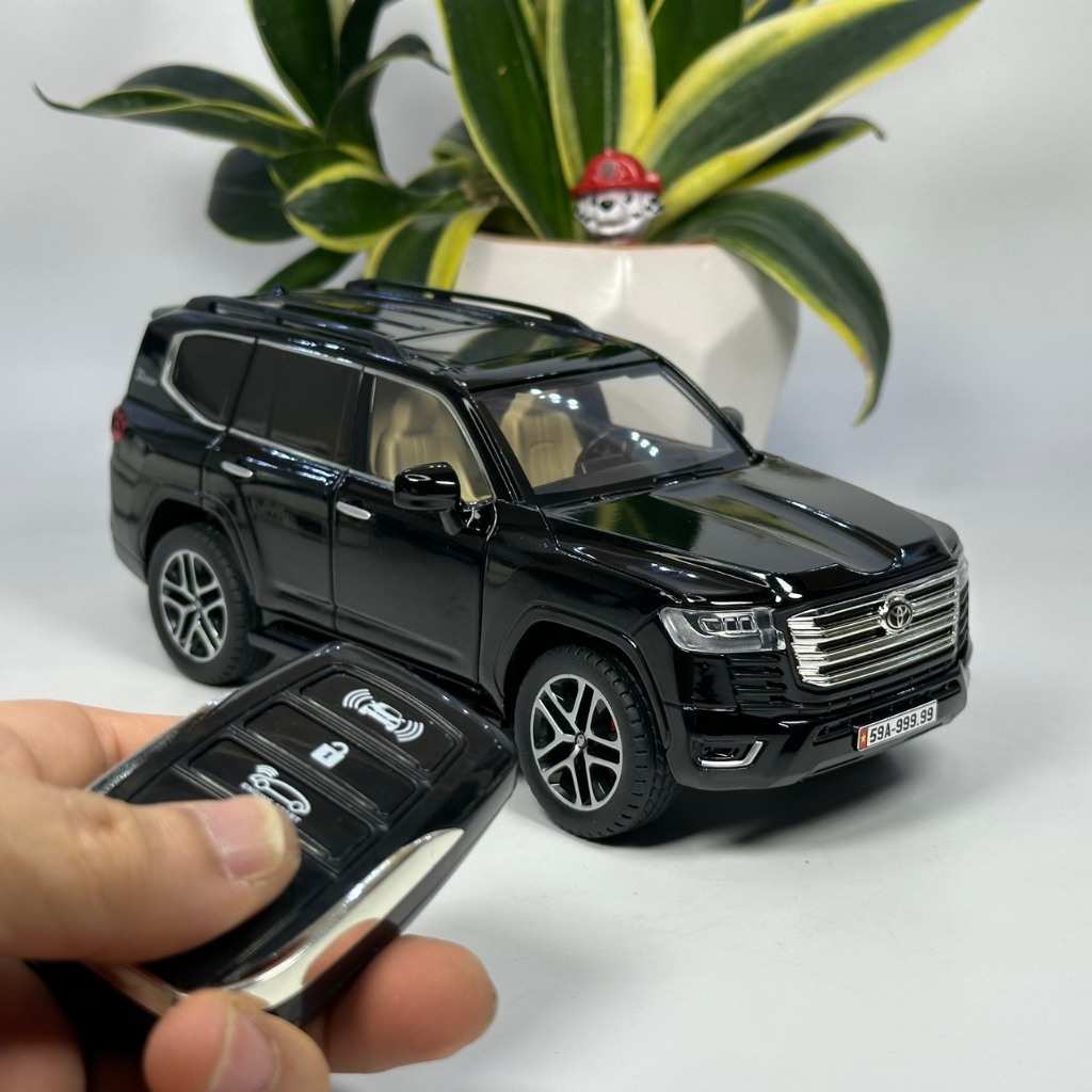 1:24 LAND CRUISER LC300 diecast alloy model CAR light sounds with remote