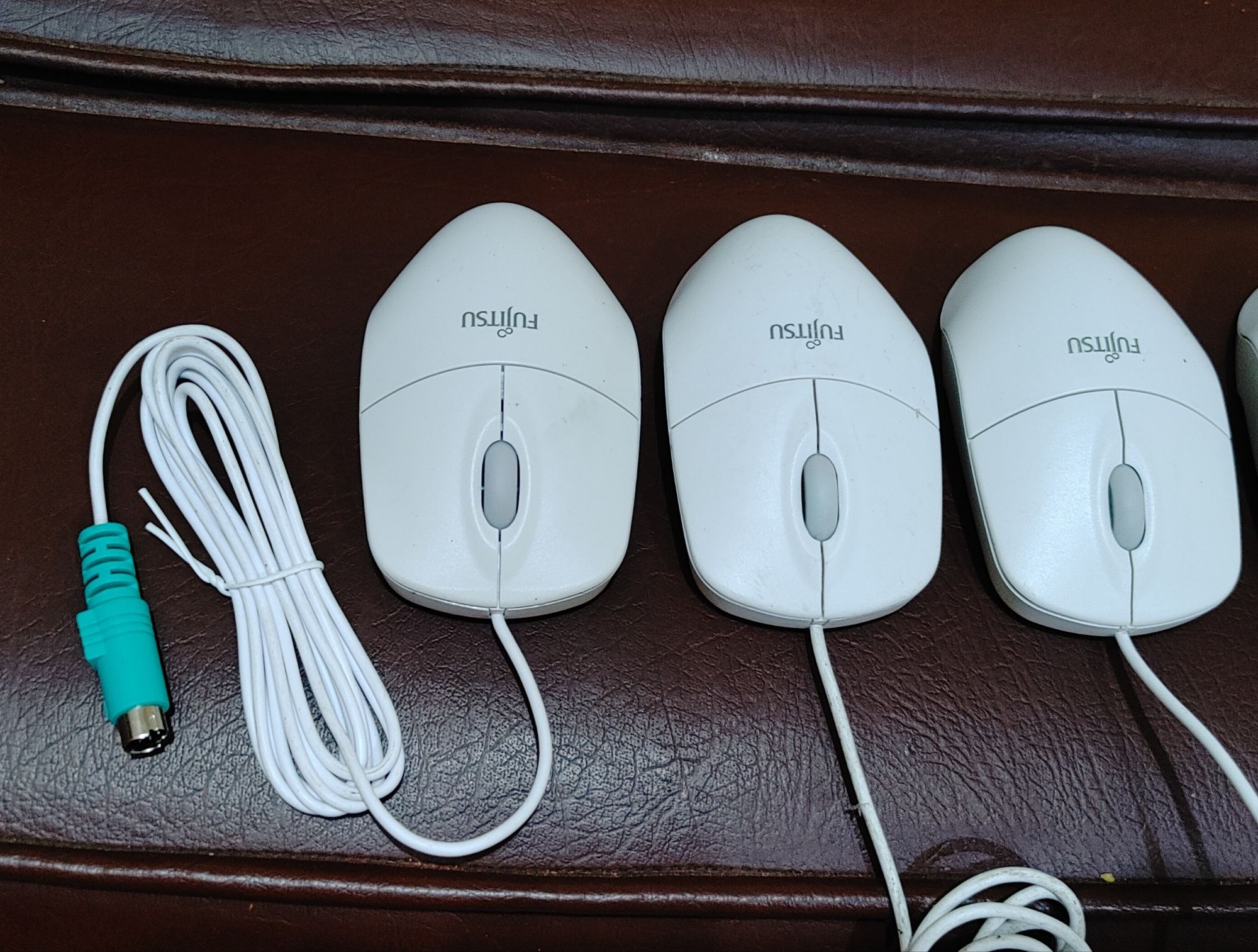 Mouse for office and home Use. Ps2 connectivity. Optical laser mouse with very long wire