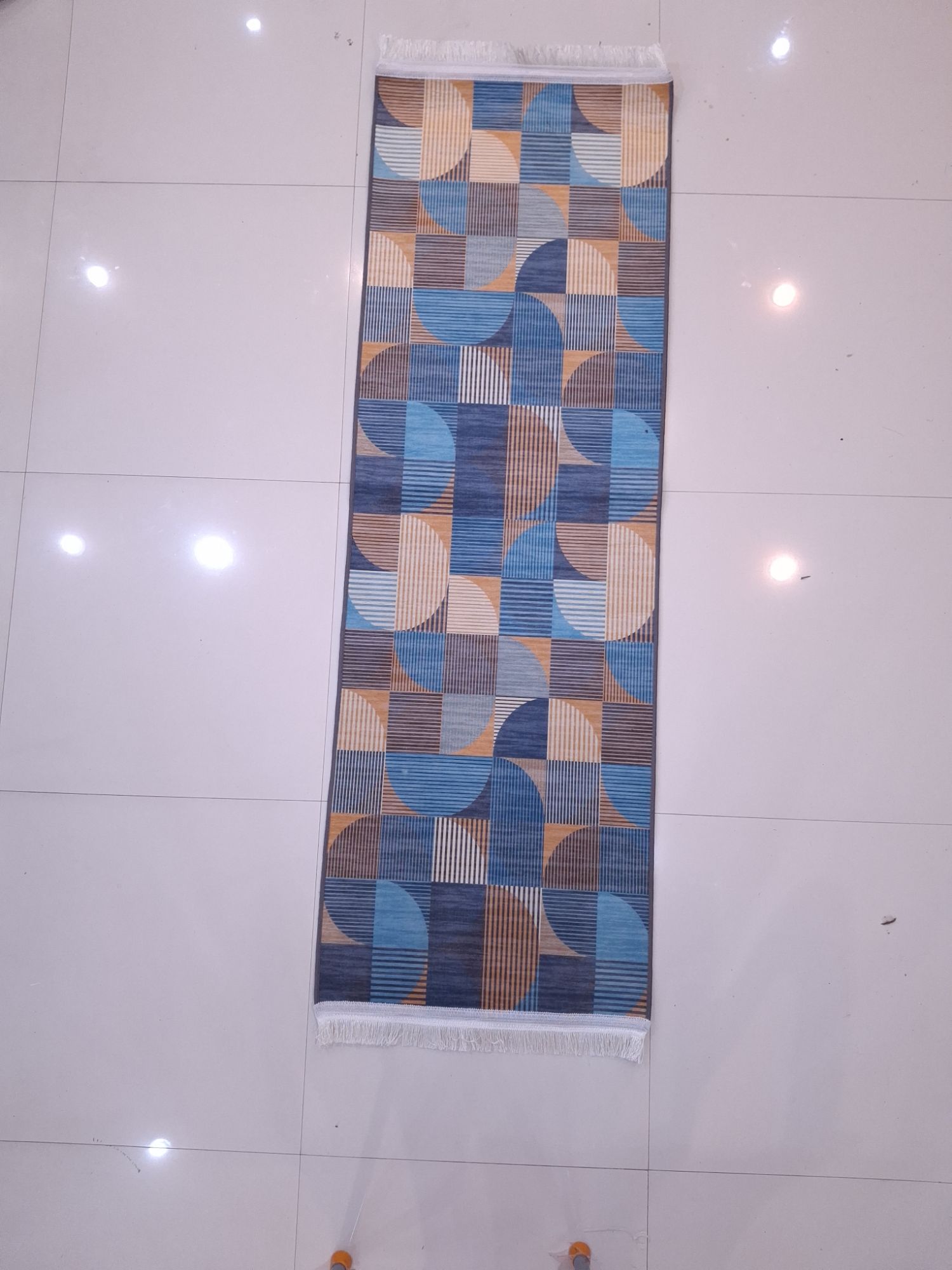 2x6 Feet Anti-Slip Silk Runner Rug, Bamboo Silk Polyester Carpet, Machine Made, Non-Shedding, Stain Resistant, Soft and Comfortable, Washable at 30ºC
