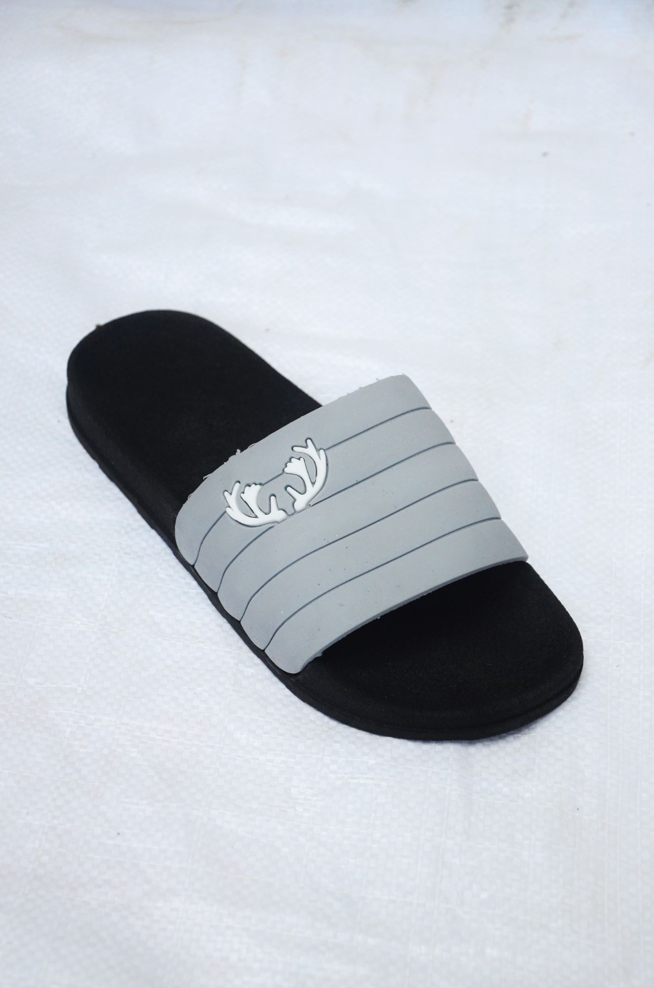 New fashionable slippers for men