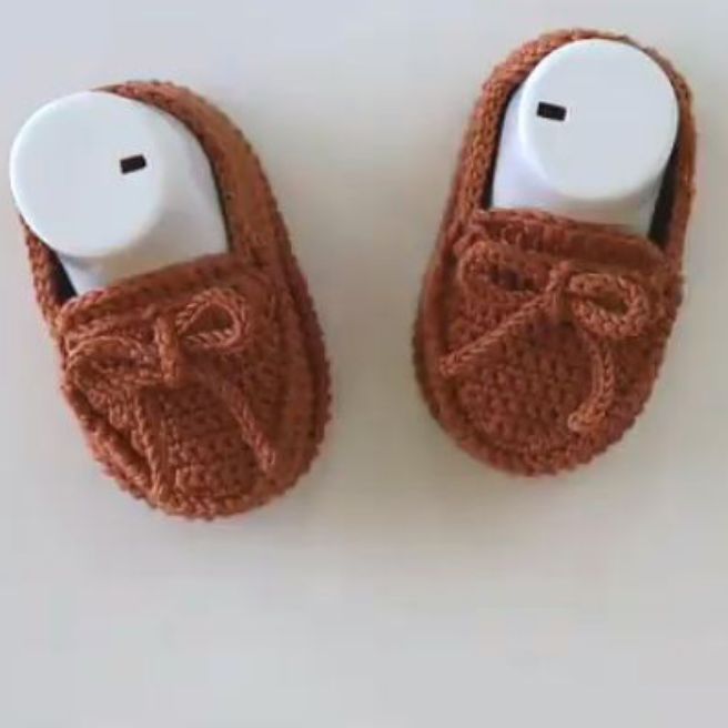 BABY BOOTIES / BABY SHOES / CUTE BABY WOOLEN CROCHET HANDMADE customize