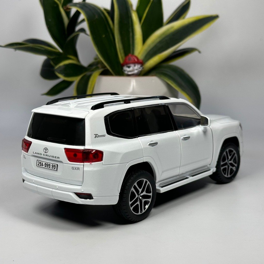 1:24 LAND CRUISER LC300 diecast alloy model CAR light sounds with remote
