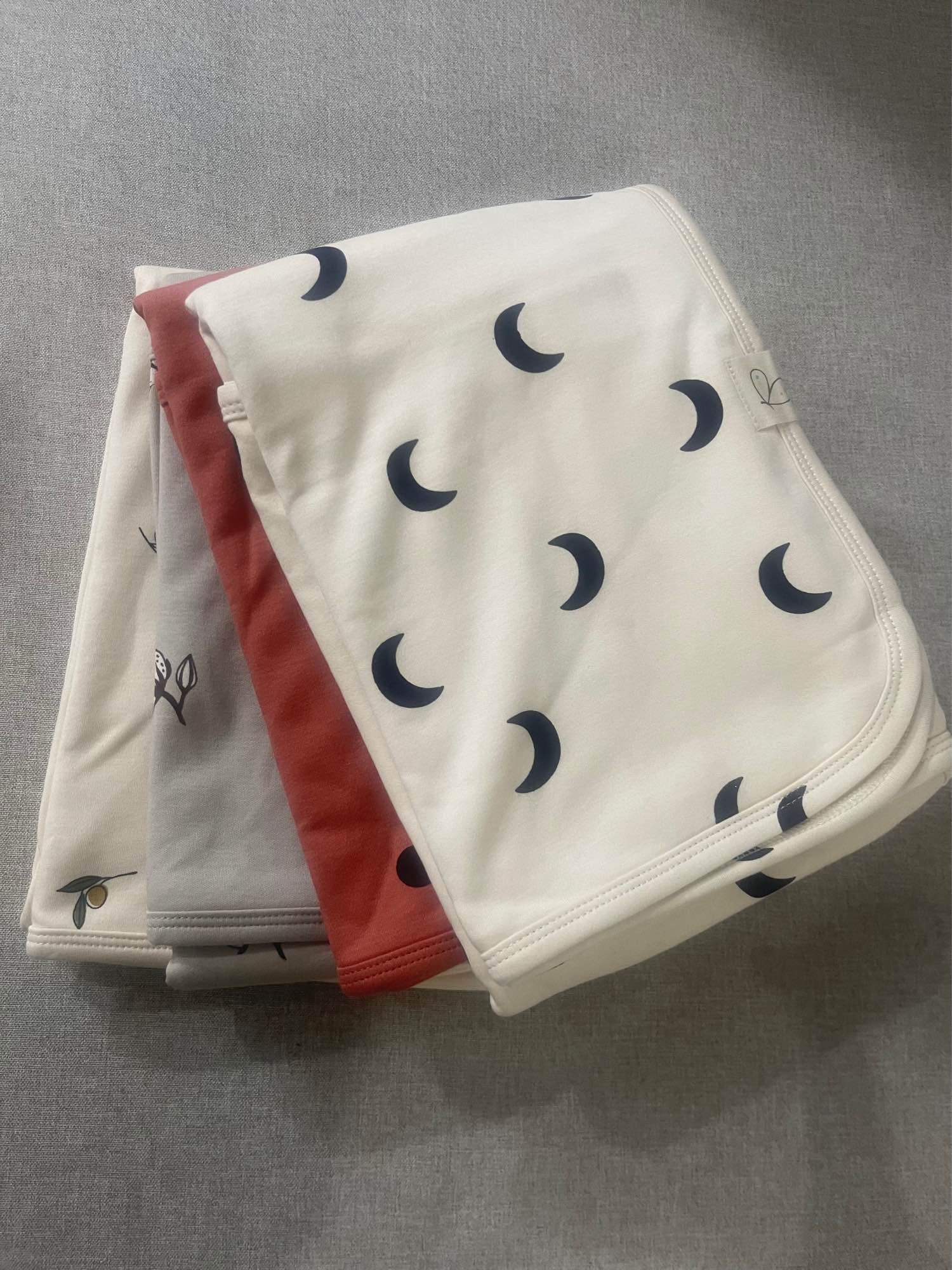 Multipurpose newborn unisex baby blankets , wraps , swaddles with cute designs and prints made of 100% cotton premium quality.