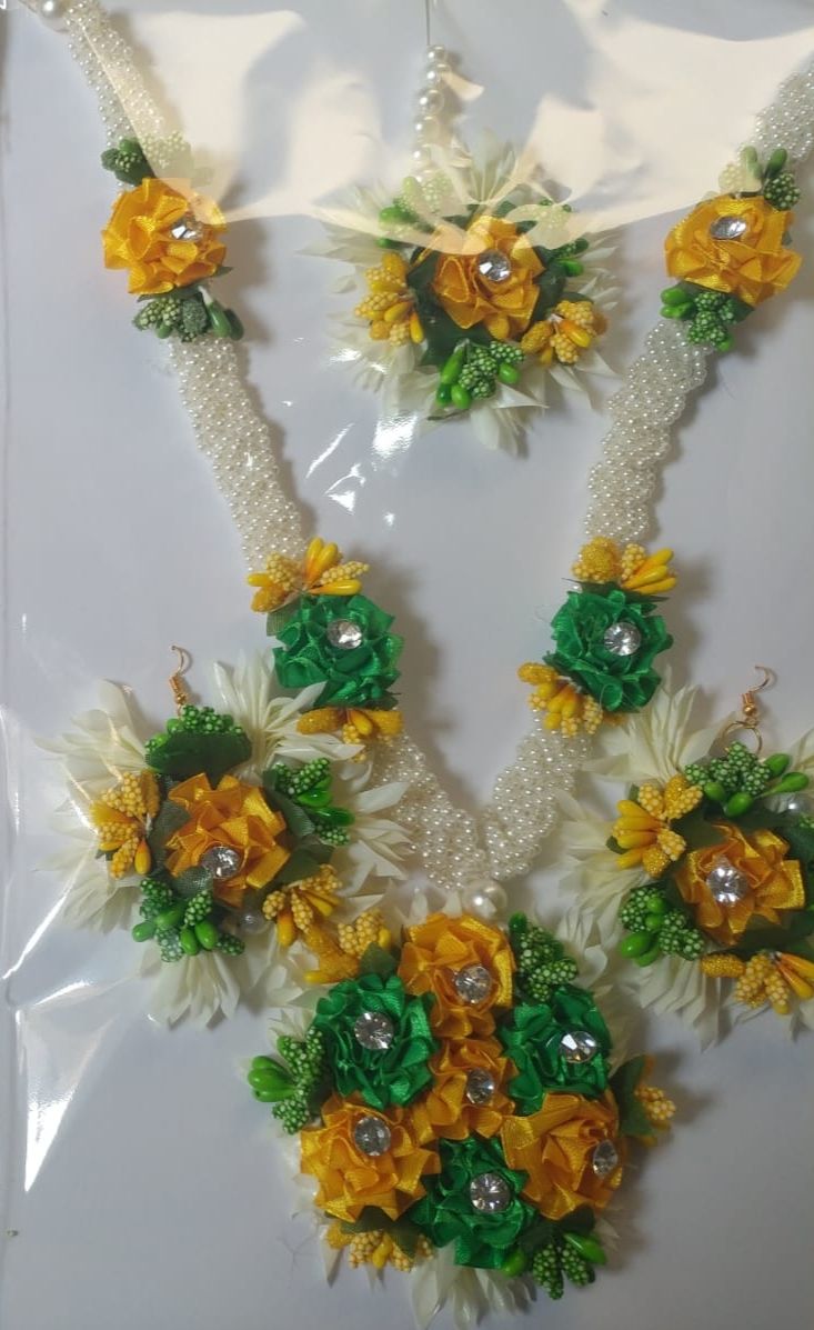Artificial Flower Locket Set for Mehndi & Mayo & Dholki Bride | Locket, Tikka & Earrings | Bridal Floral Jewellery Set