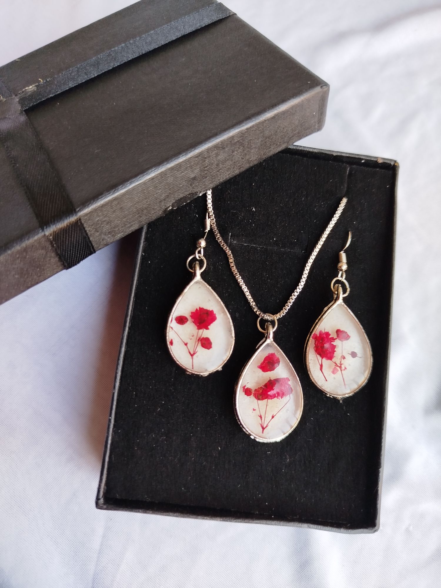 Tear Shape Resin Locket And Earrings Can Be Customized Of Ur Choice And Color With Gift Box Packing